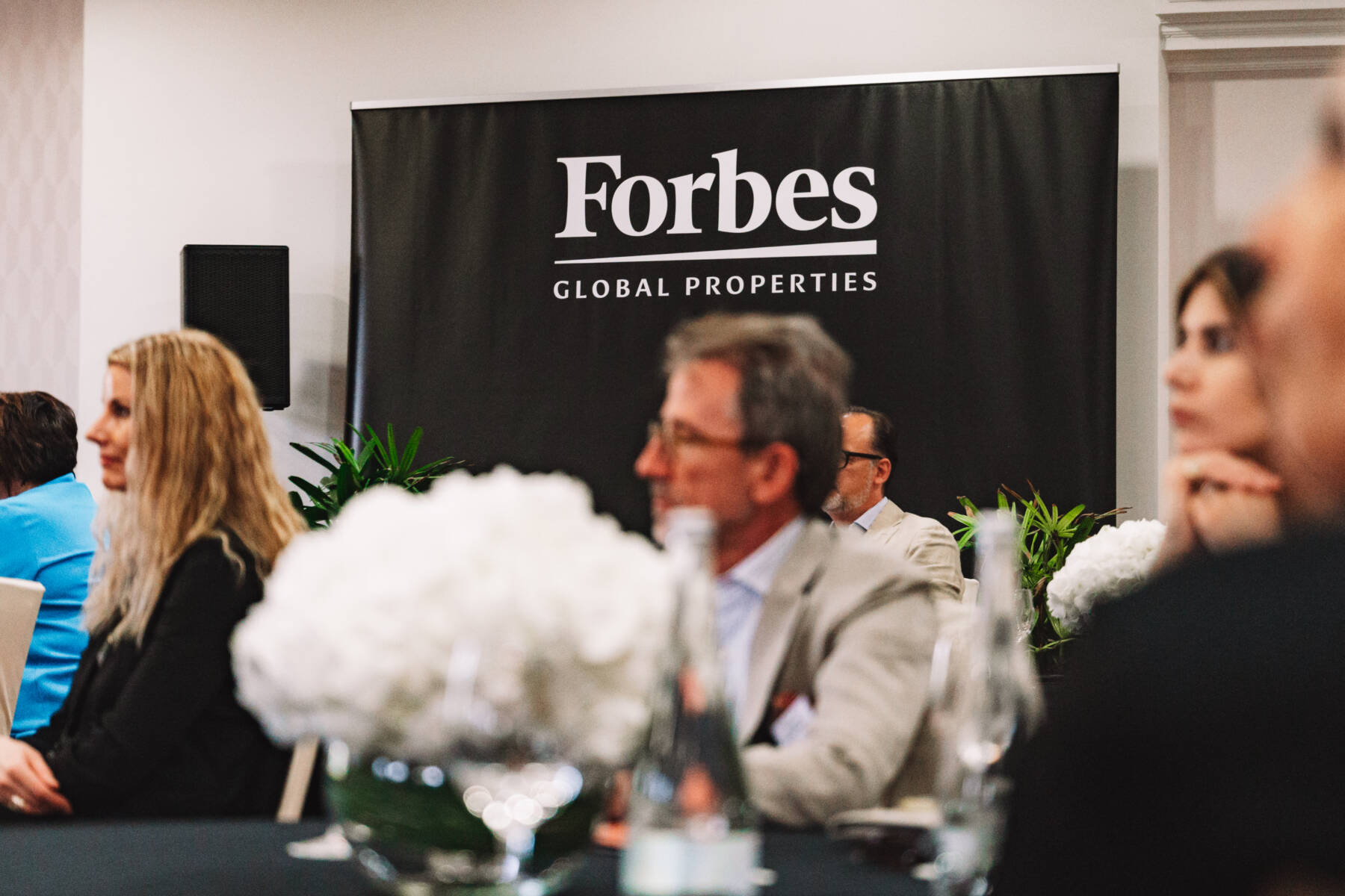 Immobilienmakler in Hamburg. Immobilien Verkaufen und Kaufen. Lokal und Global. Forbes Global Properties in Deutschland.