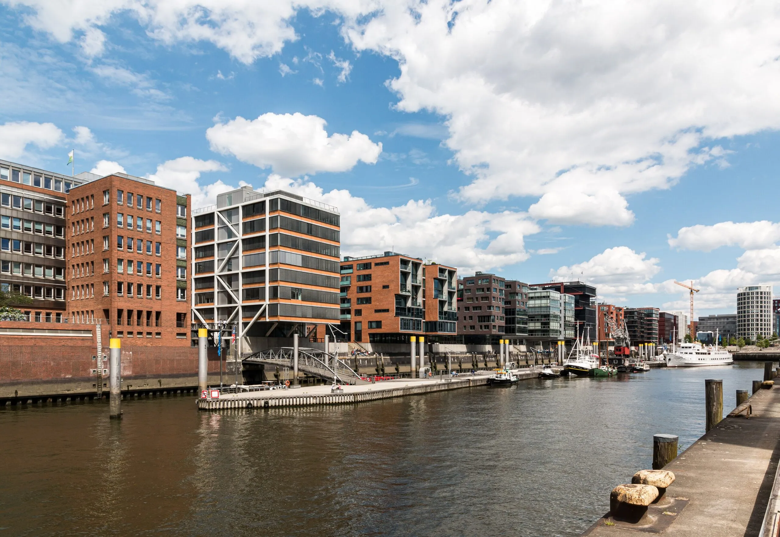 HafenCity in Hamburg: Hamburg, HafenCity, Bebauung am Sandtorkai -- 2016 -- 3036