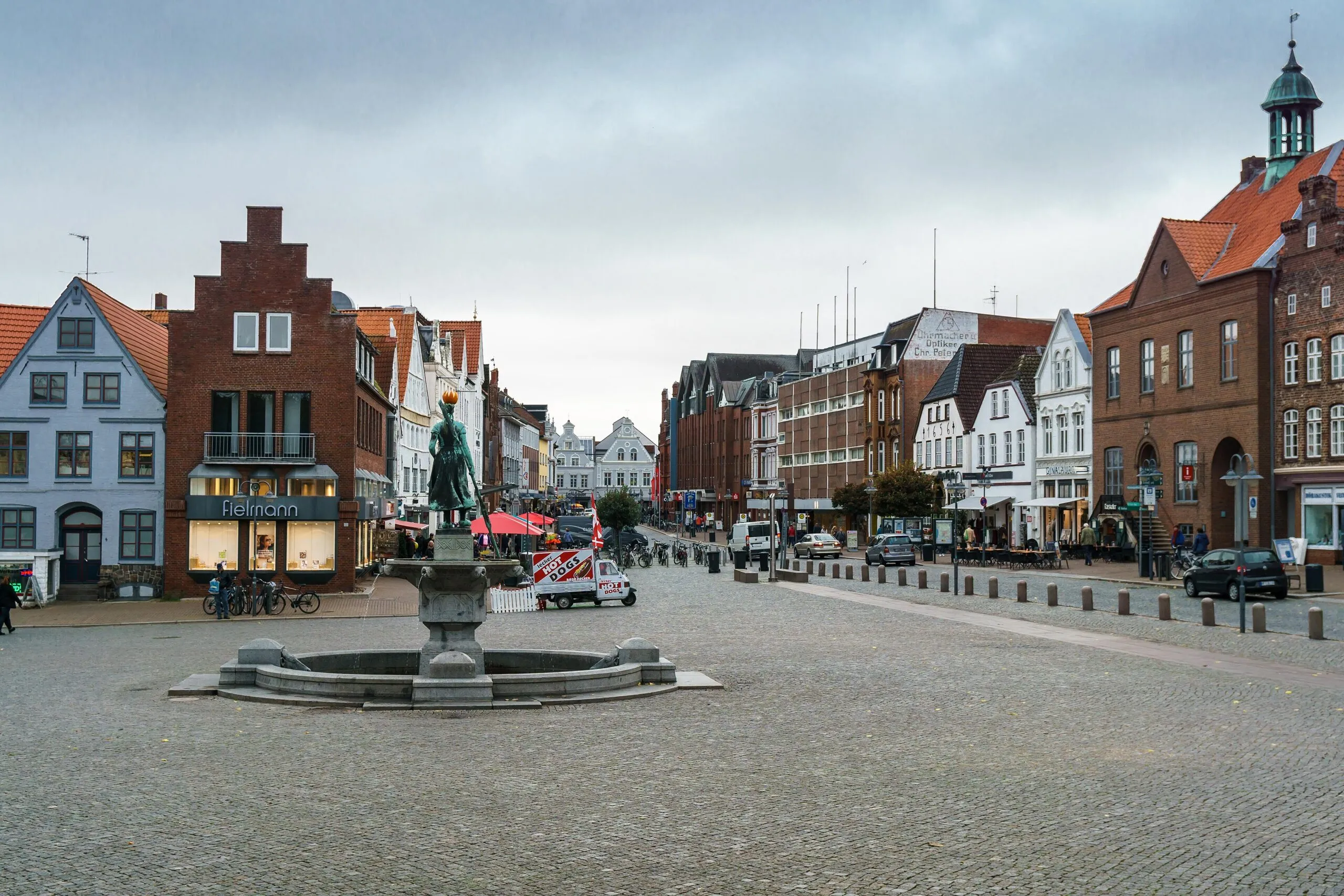 Husum: Husum Marktplatz Tine-Brunnen