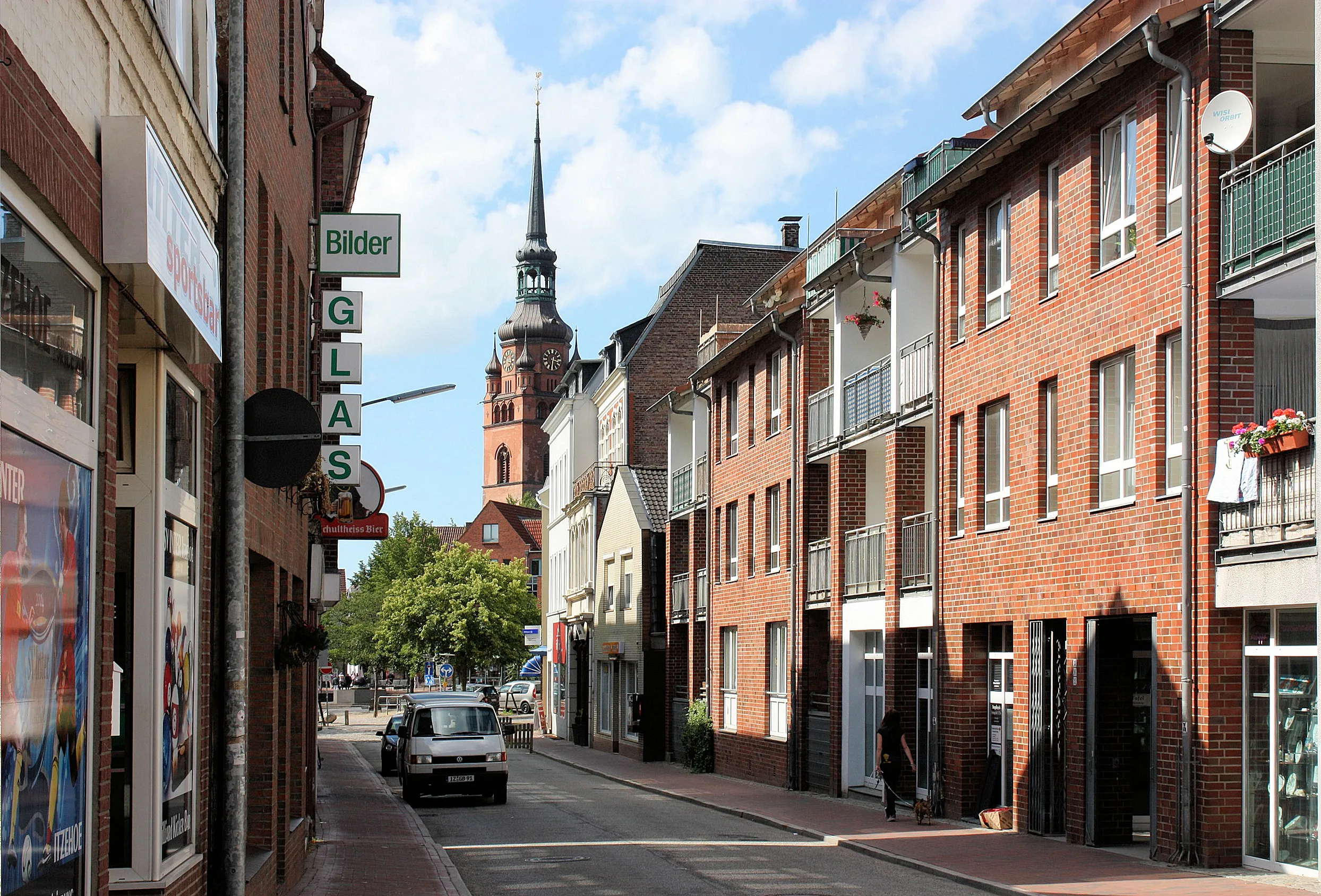 Itzehoe: Itzehoe, die Straße Große Paaschburg, Blick zum Turm der Kirche St. Laurentii