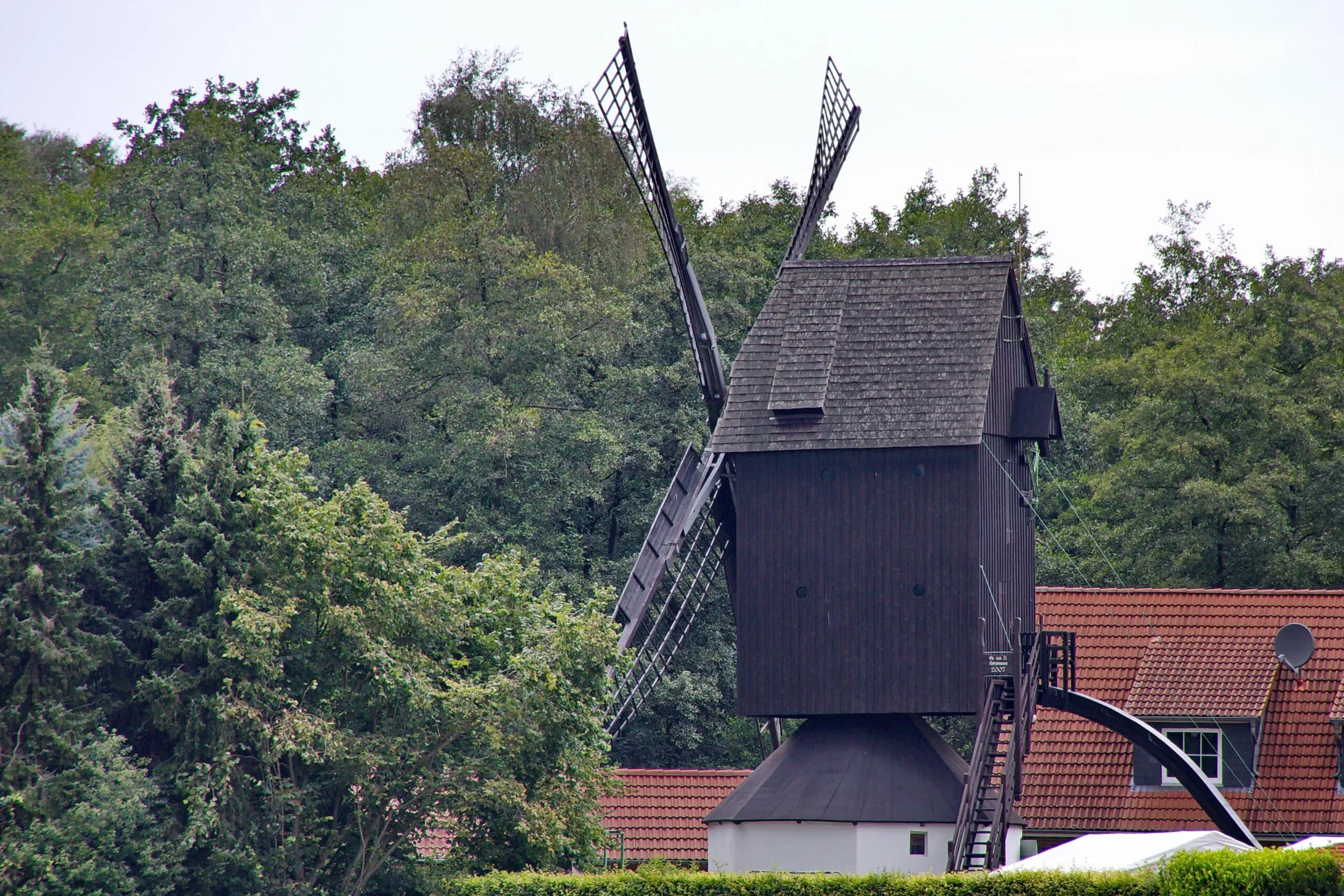 Kaltenweide in Langenhagen: Bockwindmühle Wagenzelle von 1602 in Kaltenweide (Langenhagen) IMG 4432